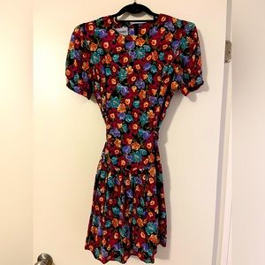 Vintage floral 80s mini dress with adjustable tie waist. In great condition.